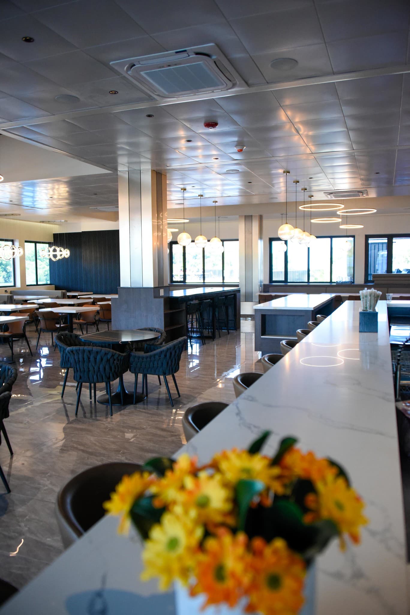 Grand Resort & Residences Belize 明亮的餐厅座位和早餐桌